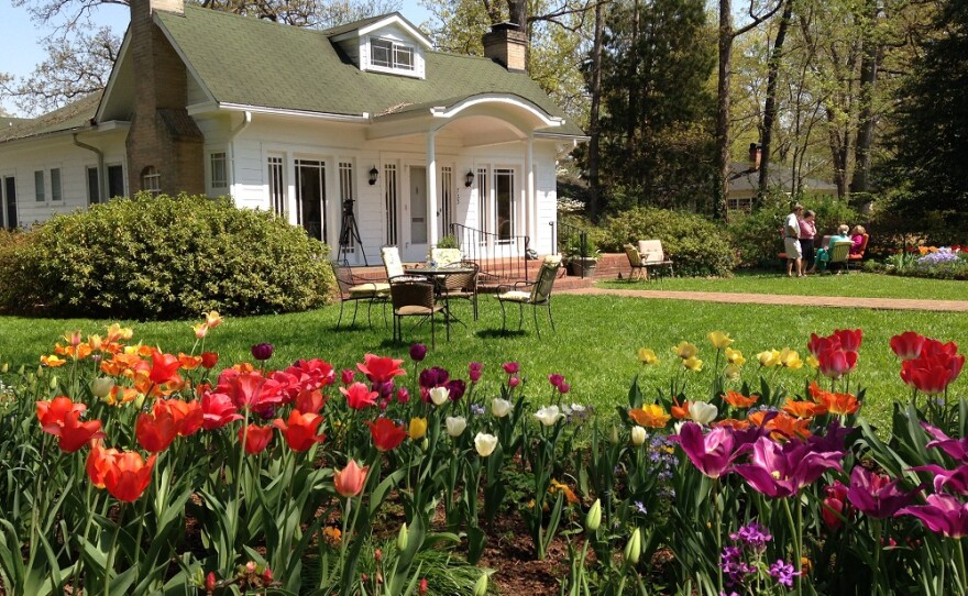 How The Johnny Cash Tulip And 99-Year-Old Twin Sisters Make A